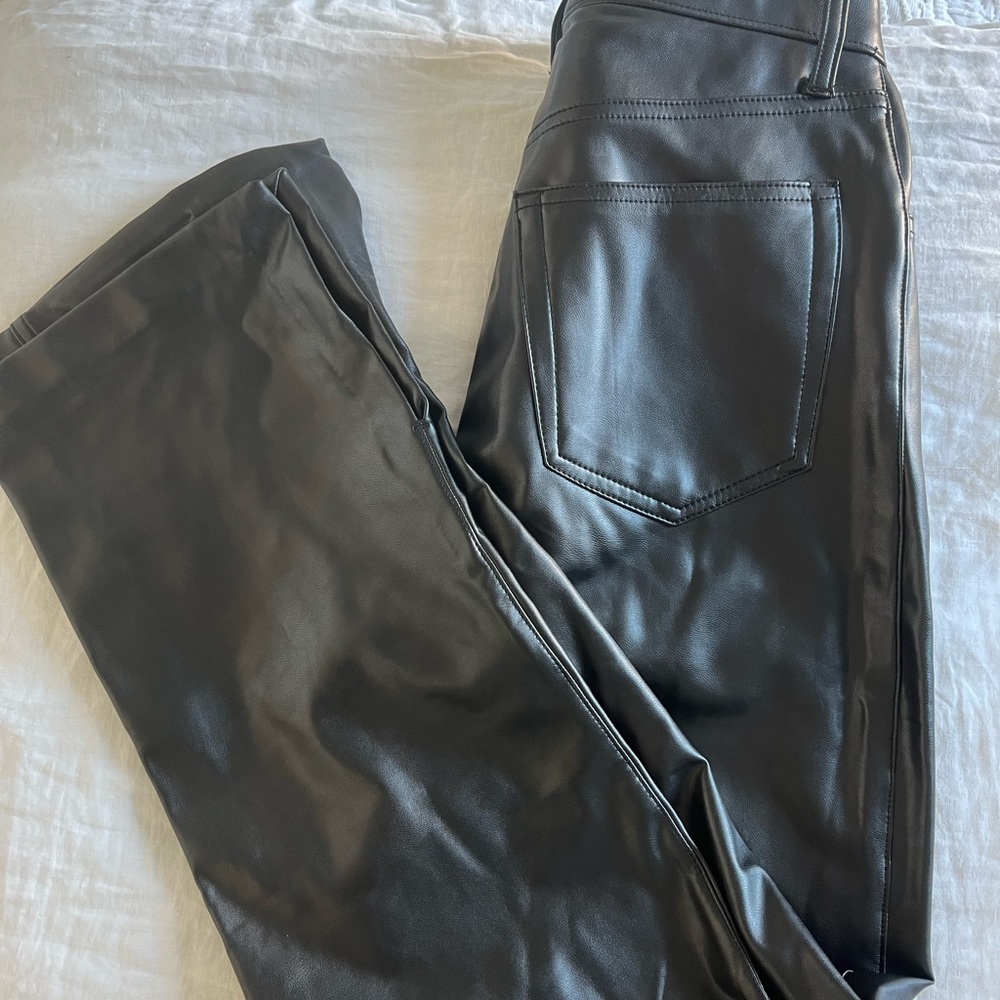 NWT Abercrombie vegan leather 90s straight ultra high rise size 27/4 short